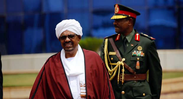 السودان.. البشير يعلن حالة الطوارىء لمدة سنة ويحل الحكومة