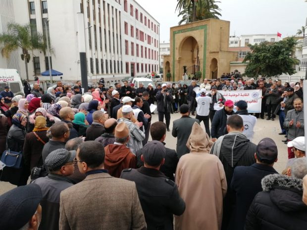 بالصور من أمام وزارة العدل.. النساخ القضائيون يحتجون
