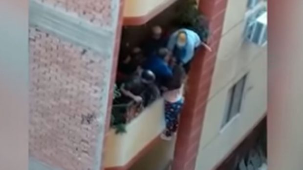 مصر.. حقيقة فيديو الرجل الذي حاول رمي زوجته من الطابق الثاني بعد شهر من الزواج (فيديوهات)