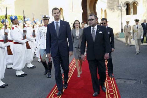 استقبلهما الملك.. الملك فيليبي السادس والملكة ليتيثيا يصلان إلى المغرب