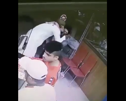 بالفيديو من الرياض.. اعتقال شخص احتضن امرأة وقبلها في مطعم