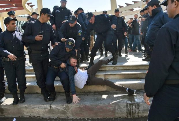 بالصور والفيديو.. اعتقال صحافيين احتجوا على التعتيم الإعلامي في الجزائر