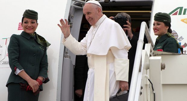 رفقة وفد هام من الكرسي الرسولي.. البابا يغادر مطار روما باتجاه المغرب