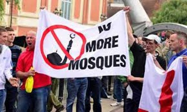 إهانة محجبات وتفجير مساجد.. جرائم عنصرية بشعة ضد المسلمين عبر العالم!