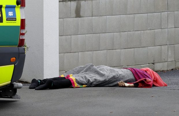 يرويها طالب مغربي.. مشاهد صادمة وعنيفة من مذبحة مسجدي نيوزيلندا (صور)