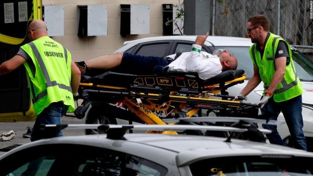 قتل بـ5 رصاصات.. قصة الرجل الرافع سبابته في مجزرة نيوزيلندا (صور)