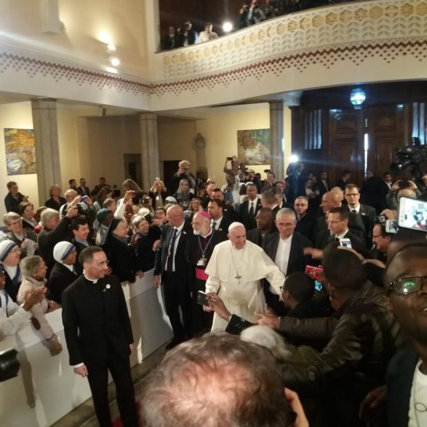بالصور من كاتيدرالية بطرس.. مسيحيو المغرب يستقبلون البابا