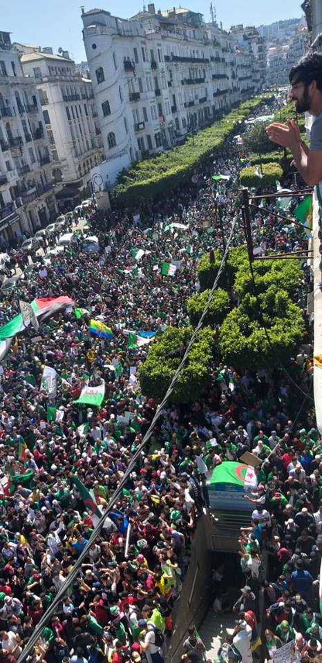 بالصور.. الجزائريون يحتجون رفضا “للخطة الانتقالية” للجيش