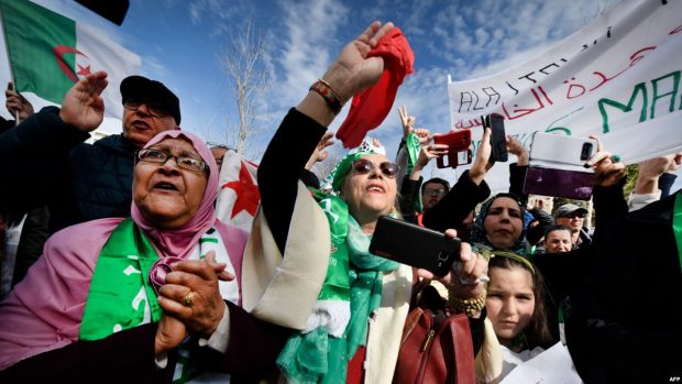 الجمعة الثالثة من الاحتجاجات.. مسيرة مليونية في الجزائر ورشيد نكاز يبحث عن “جثة” بوتفليقة في جنيف (صور وفيديو)
