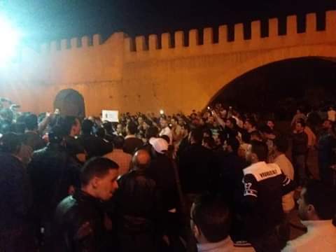 بسبب استهزائه بالسواسة.. نشطاء أمازيغ يحتجون على المقرئ أبو زيد في تيزنيت (صور)