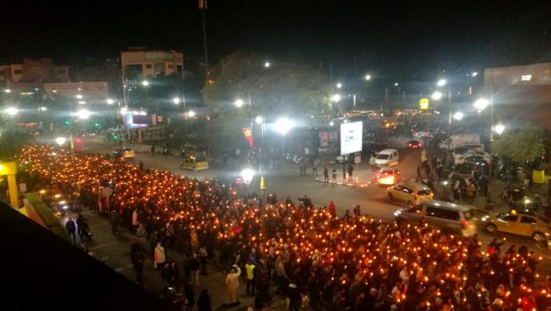 بالصور من مراكش.. مسيرة حاشدة بالشموع للأساتذة المتعاقدين 