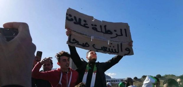 تهافت على الخبز والسكر والدقيق خوفا من المجهول.. أزمة اقتصادية حادة في الجزائر!