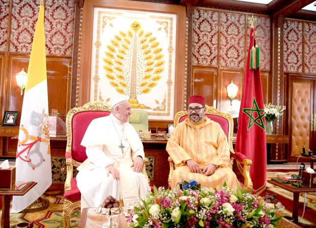 التوفيق في حضرة الملك والبابا: المغرب يعمل بمبدأ لا إكراه في الدين