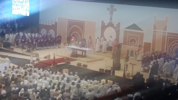 حضرها قرابة 10 آلاف مسيحي.. البابا يؤدي “الصلاة” في مركب الأمير مولاي عبد الله ( صور)