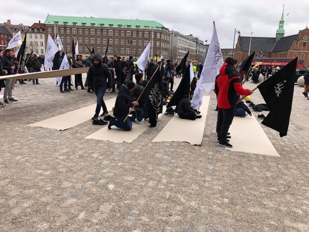 احتجاجا على إقامة صلاة الجمعة أمام البرلمان.. زعيم حزب دنماركي يحرق نسخا من القرآن أمام مصلين (صور)