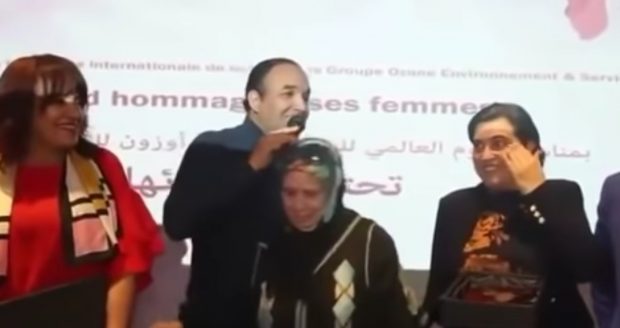 بالفيديو.. رشيد الوالي يعتذر من الفنانة سعاد صابر بعد “حادثة الدفع”