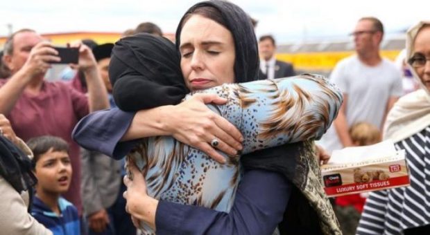 تعاطفا مع المسلمين بعد “مجزرة المسجدين”.. وسائل الإعلام في نيوزيلندا تبث أذان الجمعة