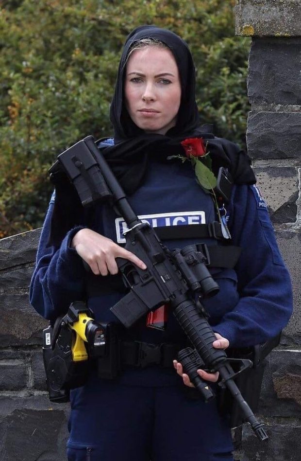 نيوزيلندا.. سلاح وحجاب ووردة!