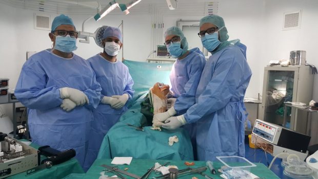 بالصور من ميدلت.. فريق طبي ينجح في استبدال مفصل مريضة وركبة أخرى