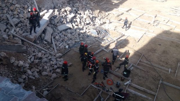 عاملان تحت الأنقاض.. انهيار سور على عمال بناء في كازا (فيديو)