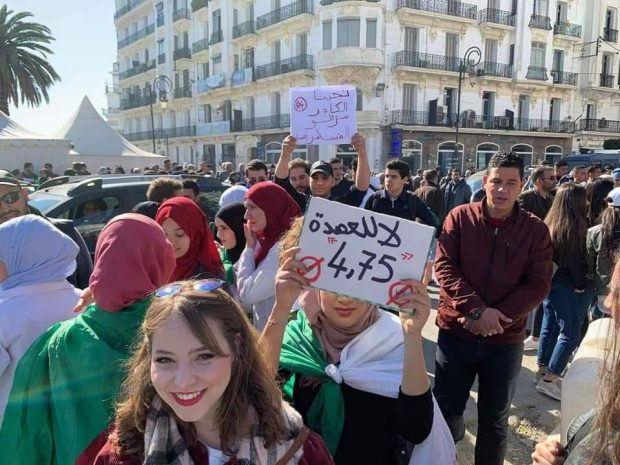 قرارات بوتفليقة لم تقنع الجزائريين.. الطلاب يقودون مظاهرات جديدة