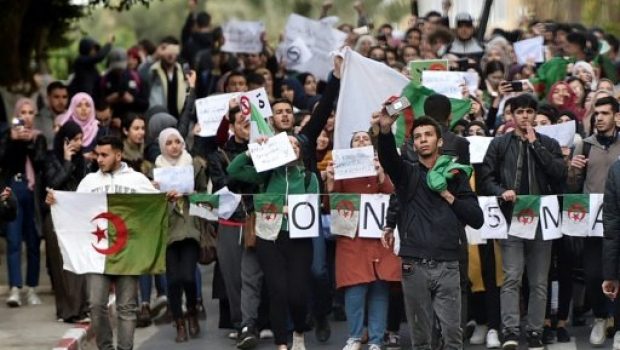 طالبوا بوتفليقة بالرحيل.. الطلبة ينضمون إلى الاحتجاجات في الجزائر