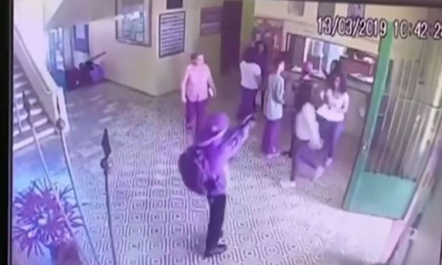 فيديو صادم.. مدمنان على ألعاب الفيديو العنيفة يقتلان زملاءهم في المدرسة بالرصاص والمطارق!!