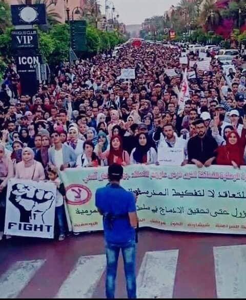 بمسيرة حاشدة في مراكش.. الأساتذة المتعاقدون يتحدون أمزازي (صور)