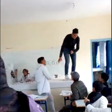 بلا حشمة بلا حيا.. تلميذ كيشطح وكيغني فوق الطاولة أمام أستاذته!! (فيديو)