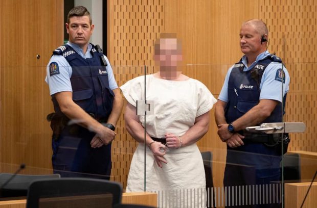 بدا هادئا ومبتسما ولم يطلب إطلاق سراحه.. تفاصيل من أول جلسة لمحاكمة “سفاح نيوزيلندا” (فيديو)