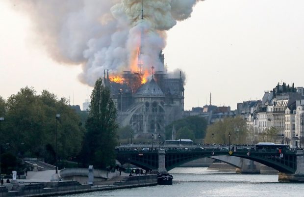 بالفيديو من باريس.. حريق مهول في كنسية “نوتردام”