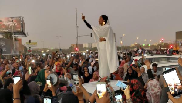 “حبوبتي كنداكة”.. امرأة تلهب المظاهرات في السودان (فيديو)