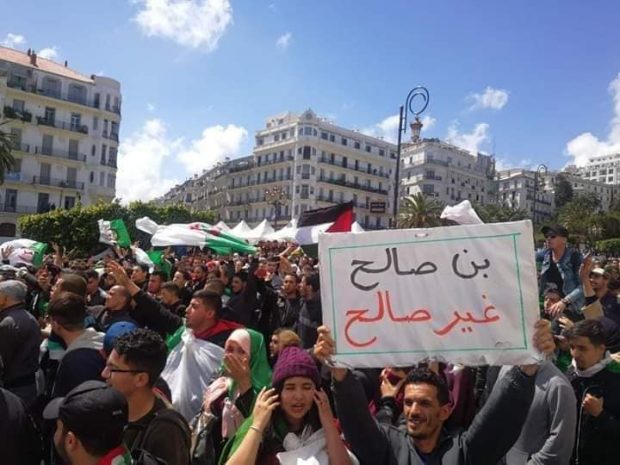 نايضة فالجزائر.. إضراب عام ومسيرات رفضا لتنصيب بن صالح (صور وفيديو)
