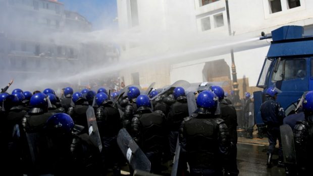 الجزائر.. الشرطة تطلق الغاز المسيل للدموع لتفريق احتجاجات ضد تعيين بن صالح
