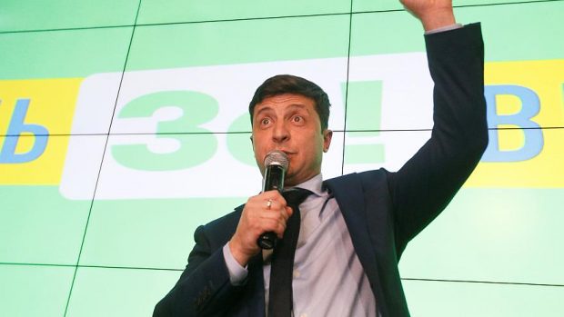 خطوة مثيرة.. ممثل كوميدي يتصدر انتخابات الرئاسة في أوكرانيا!!