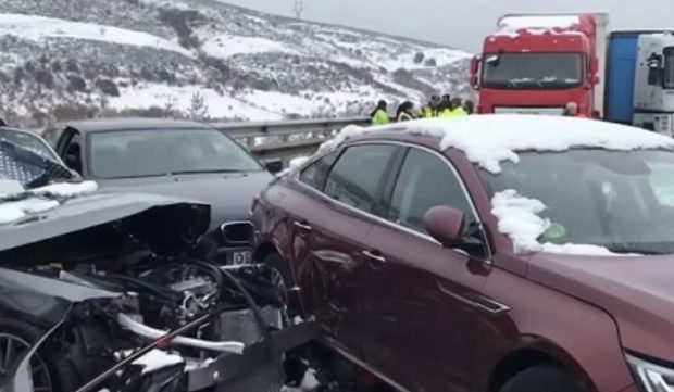 بينهم مغاربة.. اصطدام أكثر من 50 سيارة وإصابة 35 شخصا بسبب الثلوج في إسبانيا (فيديو)