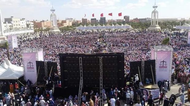 حشد الآلاف في ساحة المشور في لقاء لبركة.. ولد الرشيد يستعرض عضلاته “السياسية” في الصحراء (صور)