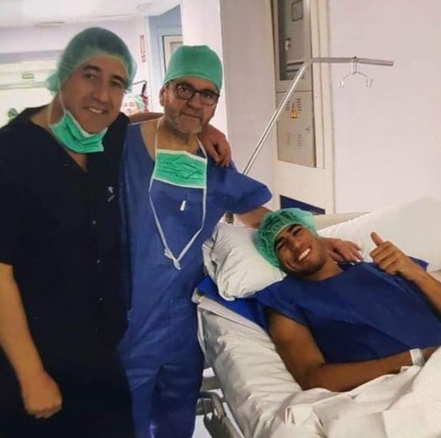 بحضور طبيب المنتخب.. أشرف حكيمي يخضع لعملية جراحية ناجحة (فيديو)