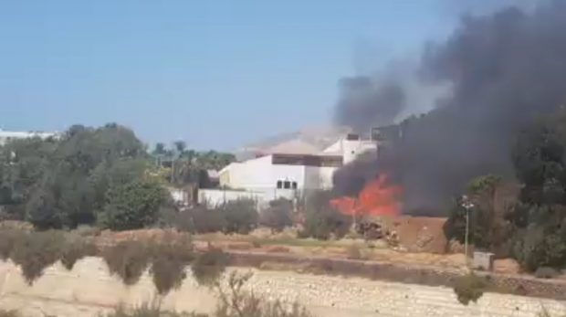 بالفيديو من أكادير.. حريق قرب مؤسستين سياحتين