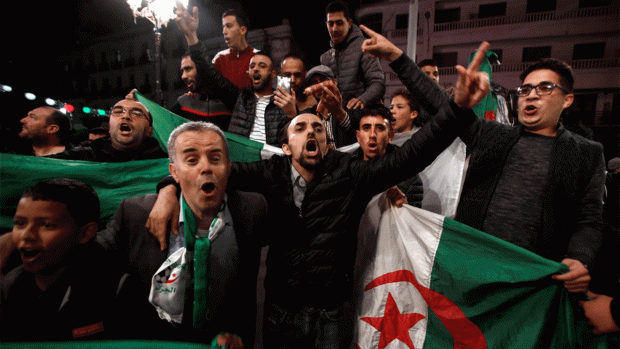 بالفيديو.. جزائريون يحتفلون برحيل بوتفليقة ويطالبون برحيل باقي رموز النظام السابق