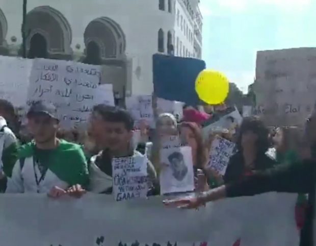 وتستمر المظاهرات.. طلبة جامعيون يطالبون برحيل النظام في الجزائر (فيديو)