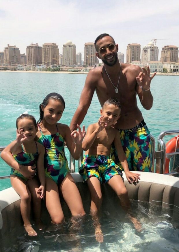 الراحة فقطر.. بنعطية يحتفل بعيد ميلاده مع أبنائه في يخث وسط البحر (صور وفيديو) 