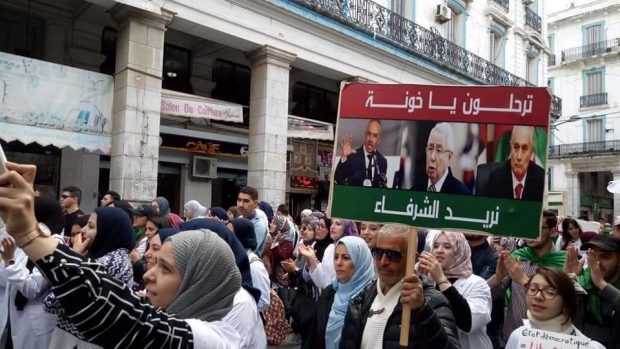 بالفيديو من الجزائر.. مظاهرات رافضة لتعيين عبد القادر بن صالح رئيسا مؤقتا