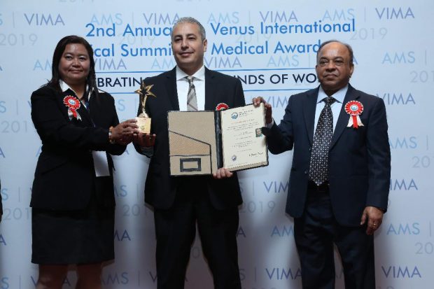 بالصور من الهند.. تتويج دكتور مغربي بجائزة “الطبيب المتميز لعام 2019”