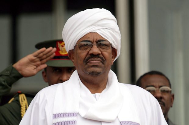 بعد موجة الاحتجاجات.. الرئيس السوداني تحت الإقامة الجبرية