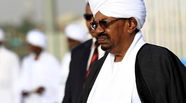 بتهم تتعلق بالفساد وتمويل الإرهاب.. النيابة العامة تأمر بالتحقيق مع الرئيس السوداني المخلوع