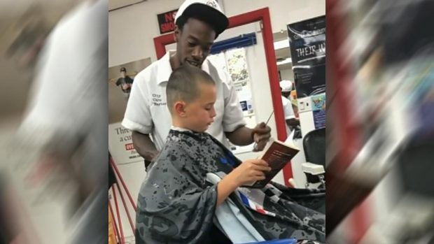 بالصور والفيديو.. حلاق أمريكي يقدم المال لأطفال مقابل القراءة أثناء قص شعرهم