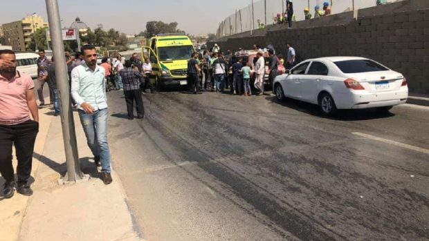 بالصور.. انفجار يستهدف حافلة سياحية في مدينة الجيزة المصرية