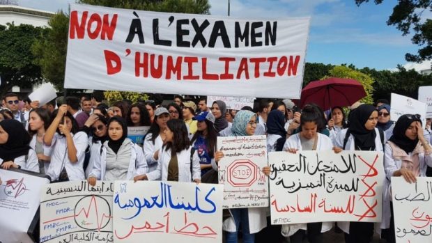 بعد إنقاذ الحوار الاجتماعي.. وزارة الداخلية تدخل على خط ملف طلبة الطب