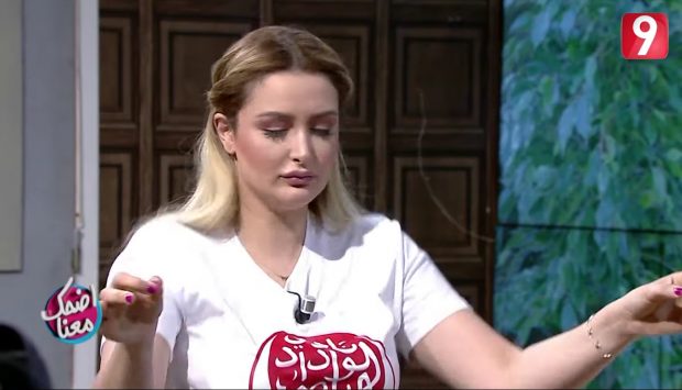 حافظين وما فاهمينش.. قناة تونسية تهاجم الوداد بفتاة شقراء متطفلة على التمثيل